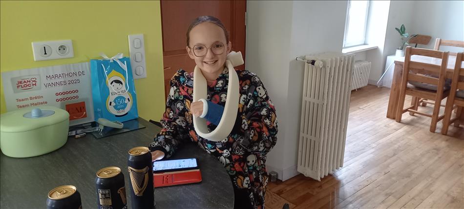 Bogger's Friend's young daughter with her arm in plaster and a big smile