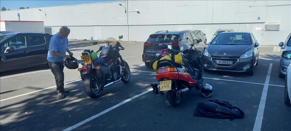 Pete and the shadow, Bogger's majesty in a regular car park, the sun is out