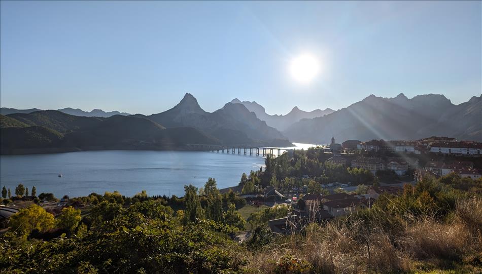 Blue skies, jagged rocky mountains, a lake and a wonderful view