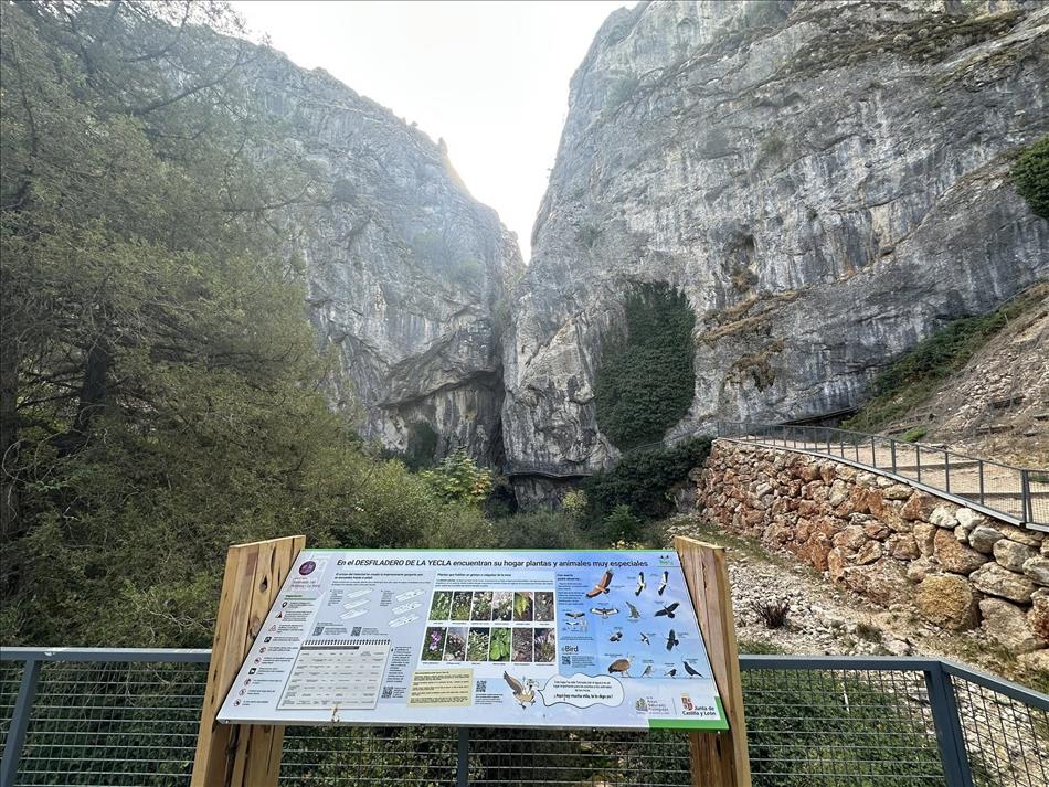A viewpoint looking back to the narrow gap between the rocks, we can also see the path emerging form the gap