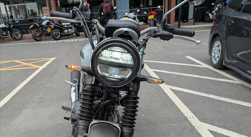 LED headlight and LED indicators always on as running lights