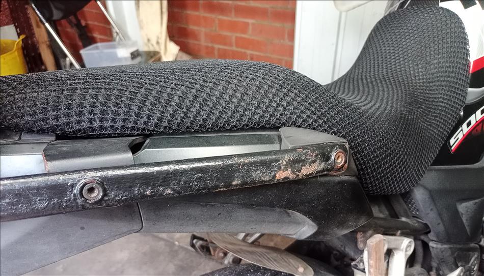 A plastic mesh seat cover that forms a narrow air gap between the seat and the rider's ass