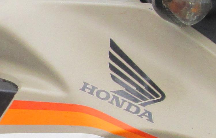 The light brown, khaki or beige panel on Ren's CB500X