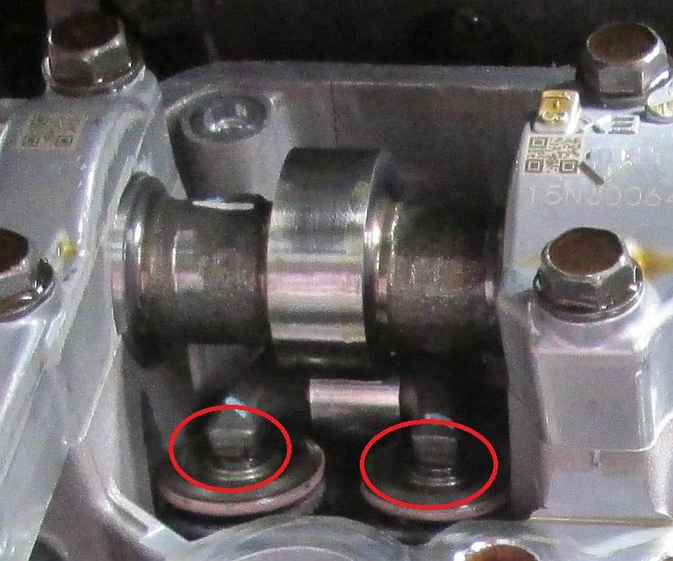 The place where the feeler guages should be inserted is marked